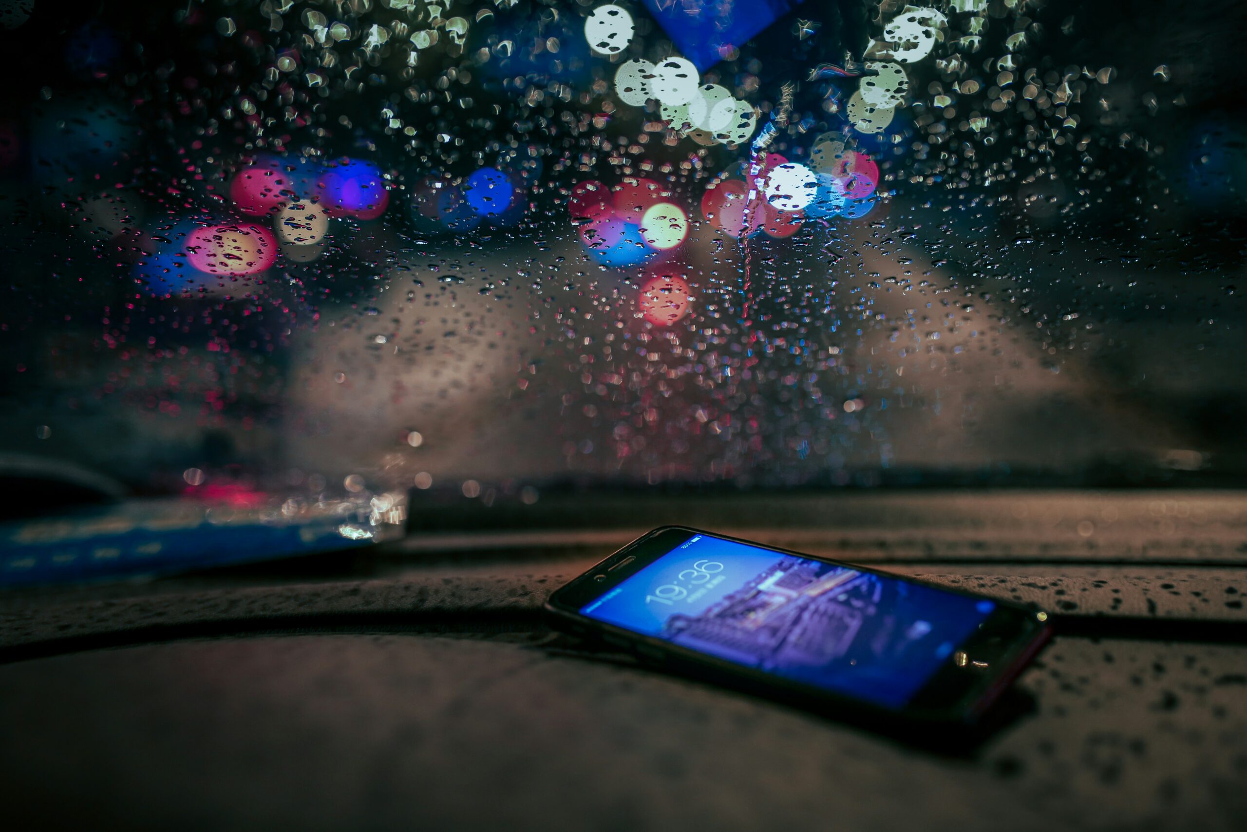 Celular recebendo alerta da Defesa Civil